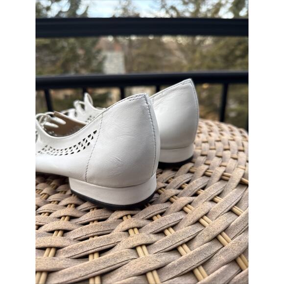 VANELI Slip-on Oxfords Womens 9 SS Narrow White Soft Leather Low Heels Cut Out - Picture 8 of 16